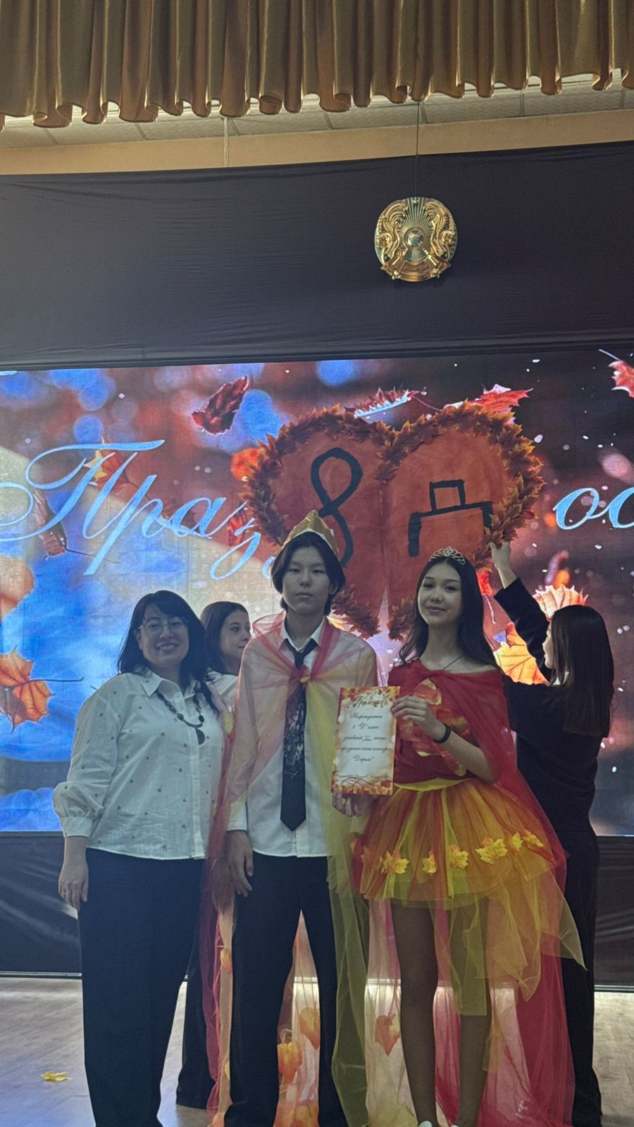 8-сыныптарға арналған Күз мерекесі - "Дефиле" байқауы. Праздник осени для 8-х классов — конкурс «Дефиле».