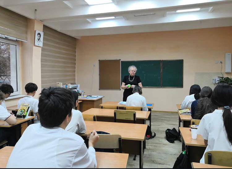 Мектеп психологының 8 сынып оқушыларымен кездесуі. Встреча школьного психолога с учащимися 8х классов