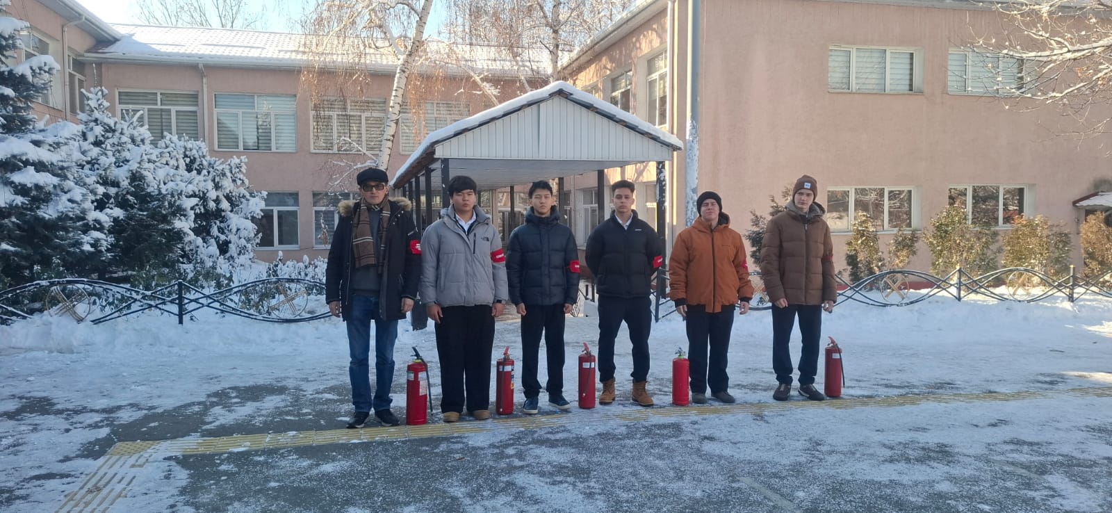 Сейсмикалық жаттығулар мен эвакуациялық жаттығулар. Сейсмотренировка и эвакуационная тренировка в случае пожара.