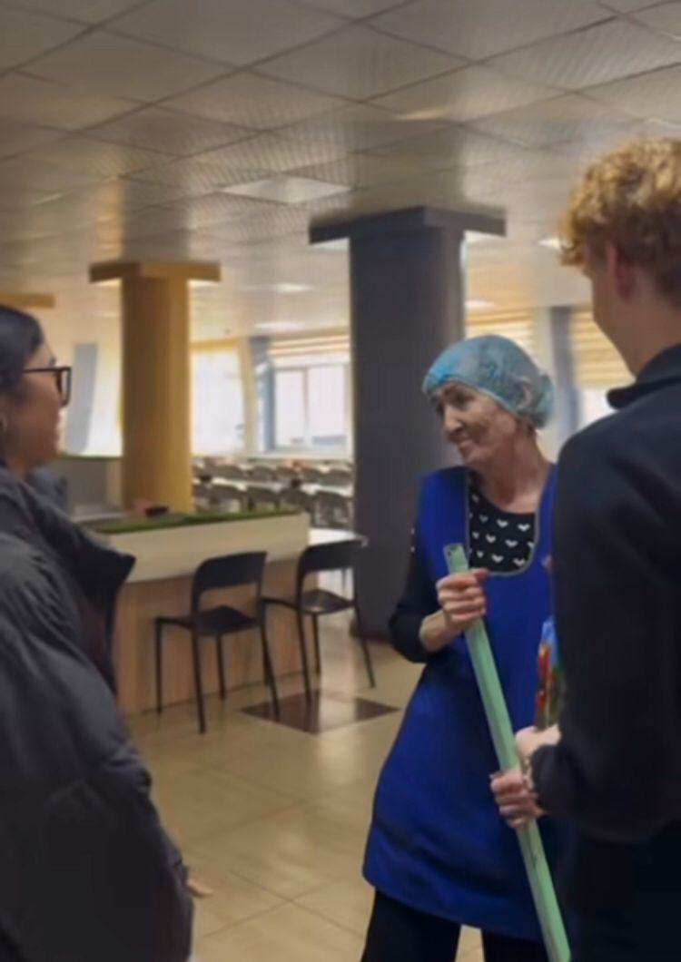 Қарапайым жұмысшыларды құттықтау. Поздравление простых рабочих.