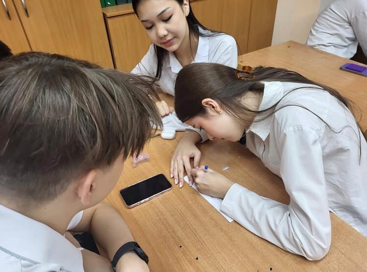 "Адал Азамат", "ЖЖЕ", "жеке қауіпсіздік" және "құқықтық жалпыға бірдей оқыту"бағдарламалары аясында сынып сағаттары. «Адал Азамат», «ПДД», «Личная безопасность» и «Правовой всеобуч».