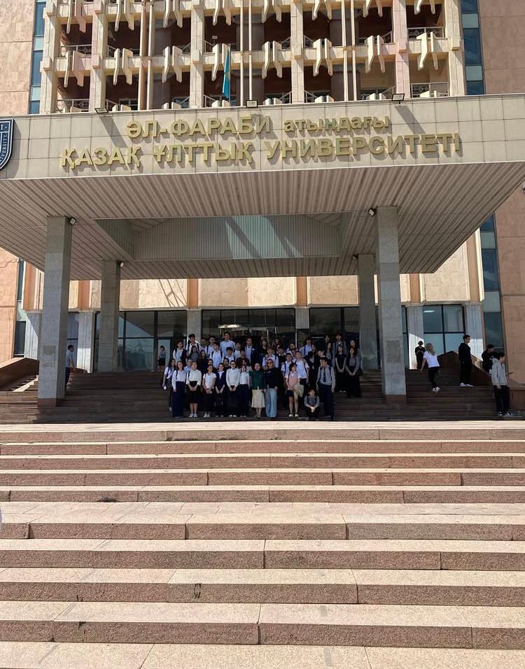 Оқушылардың Әл-Фараби атындағы ҚазҰУ-дың Ашық есік күніне қатысуы. Участие школьников в Дне открытых дверей КазНУ имени Аль-Фараби.