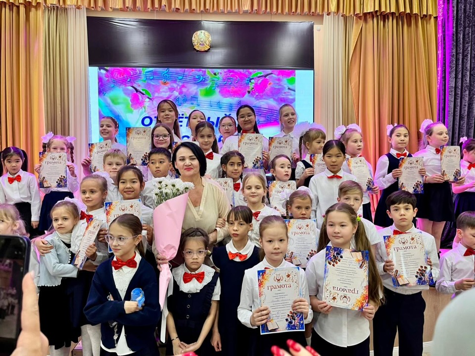 Бостандиева Светлана Юрьевнаның жетекшілігімен балалар хорының есеп беру концерті өтті